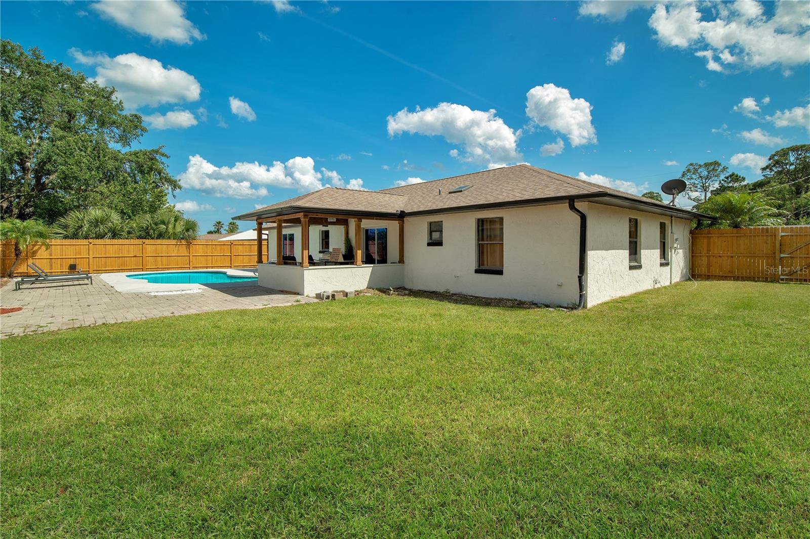 PALM BREEZE EDGEWATER - Residential