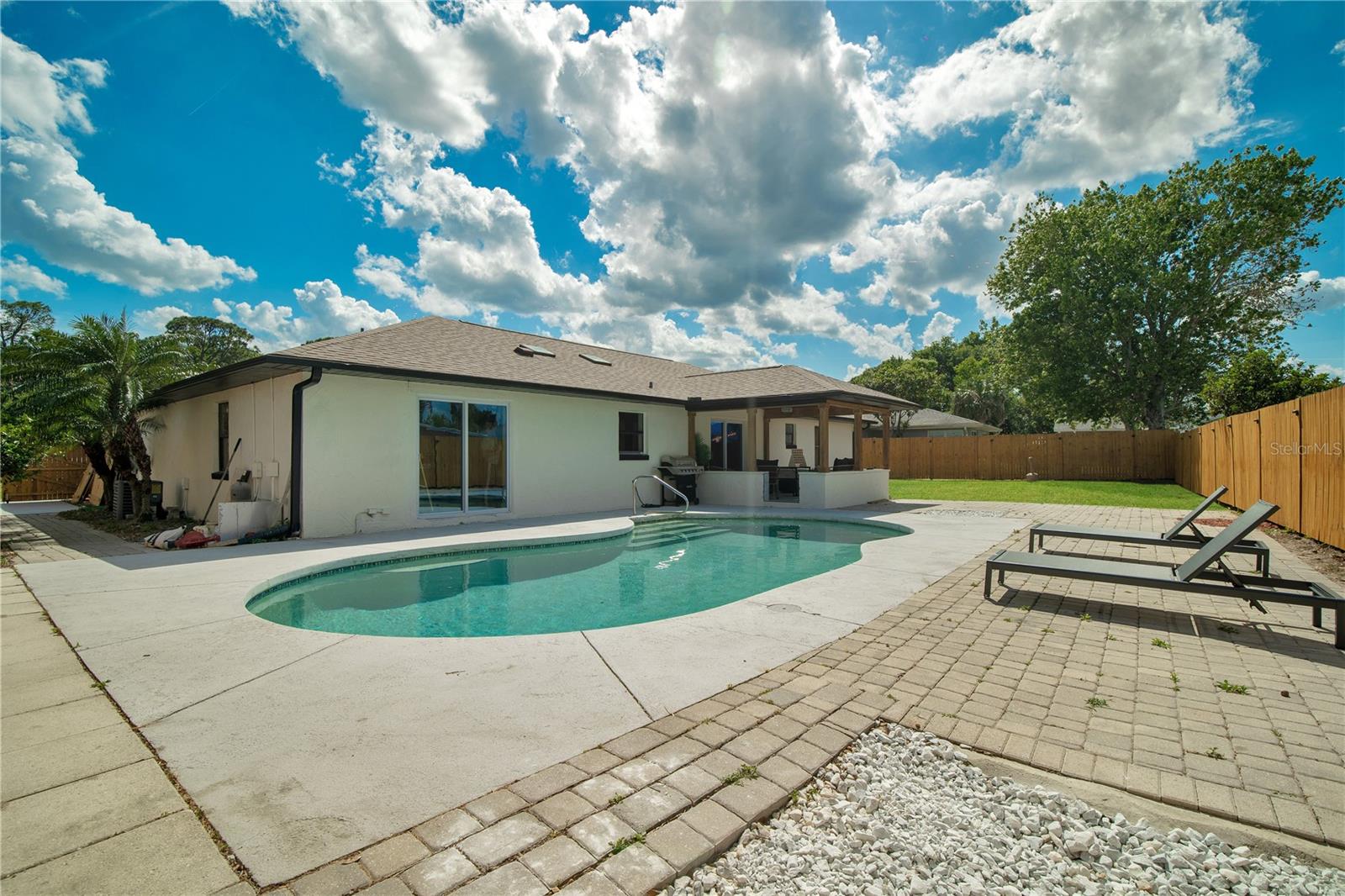 PALM BREEZE EDGEWATER - Residential