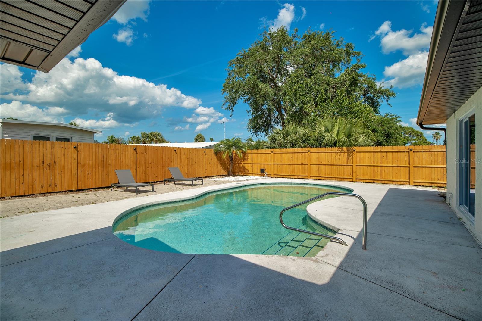 PALM BREEZE EDGEWATER - Residential