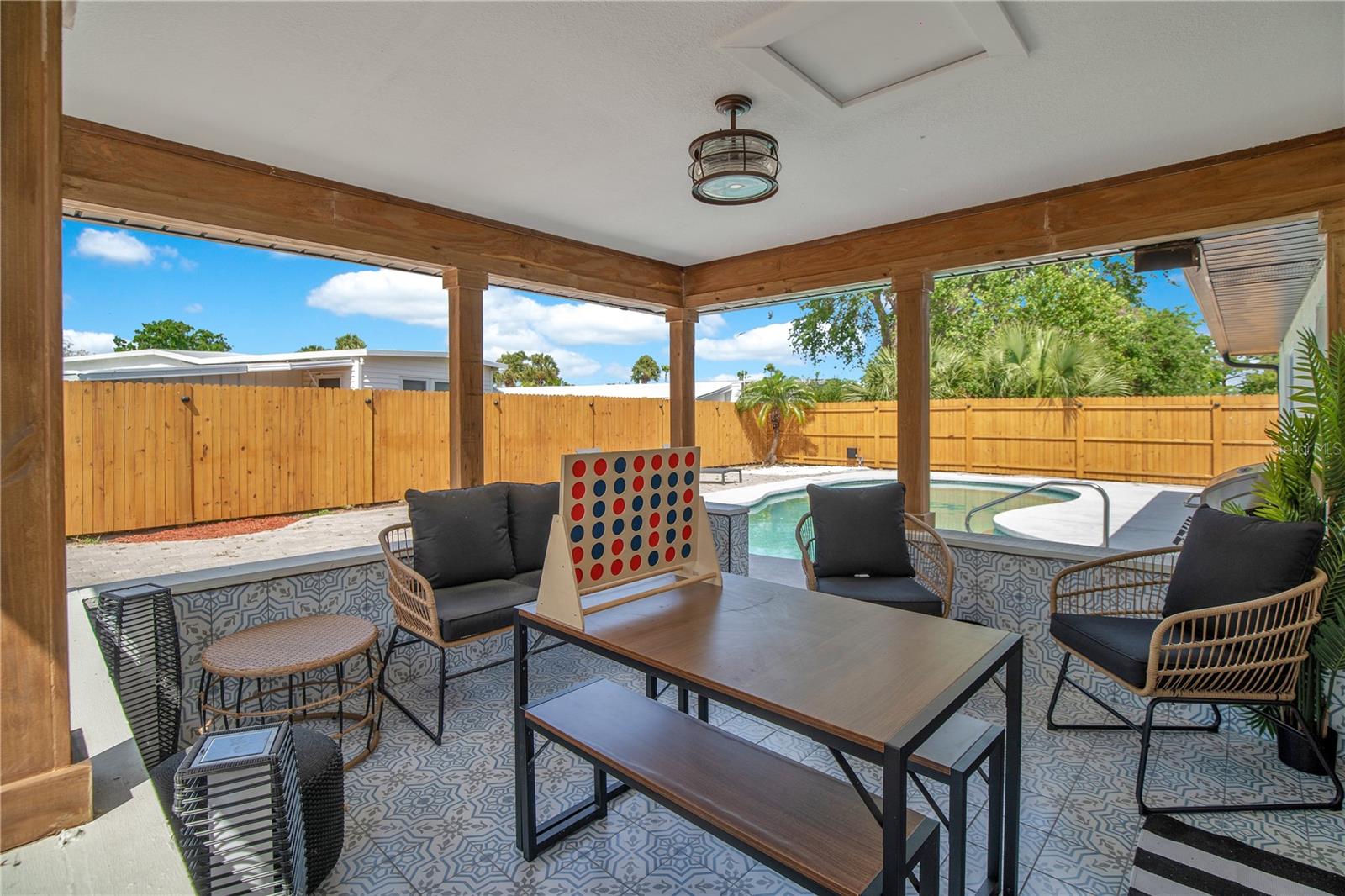 PALM BREEZE EDGEWATER - Residential