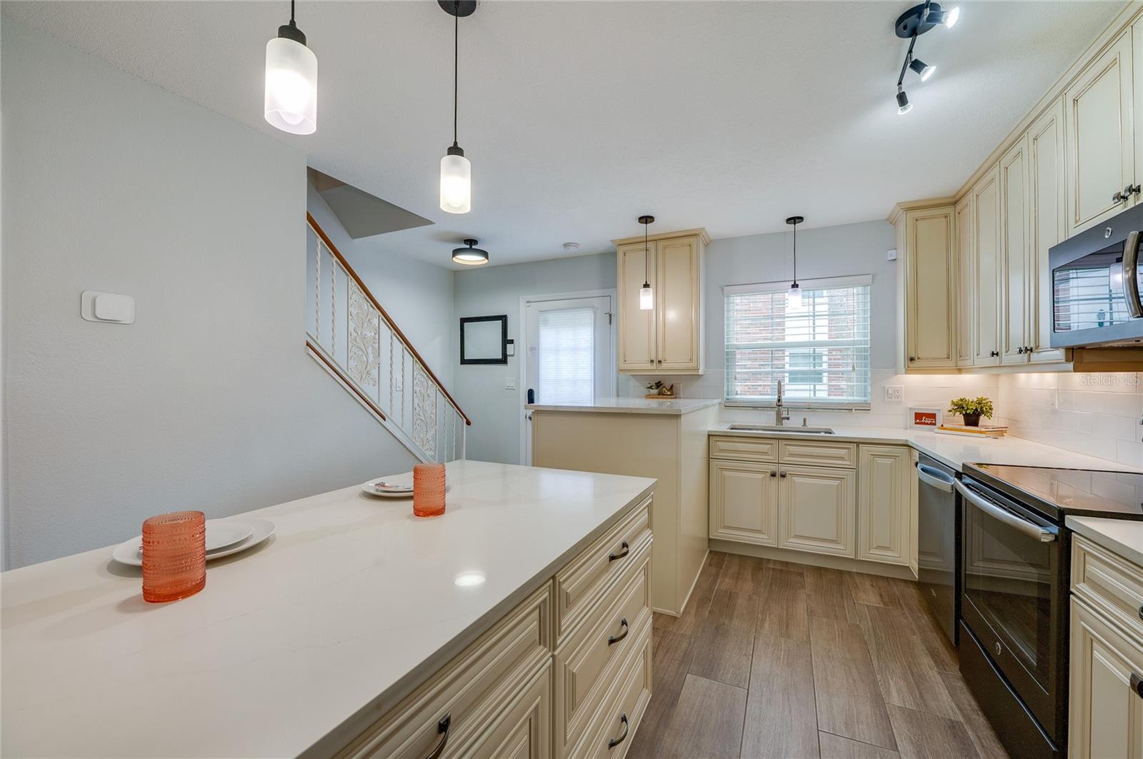 COLONIAL TWNHS CONDO APT PH 01 - Residential