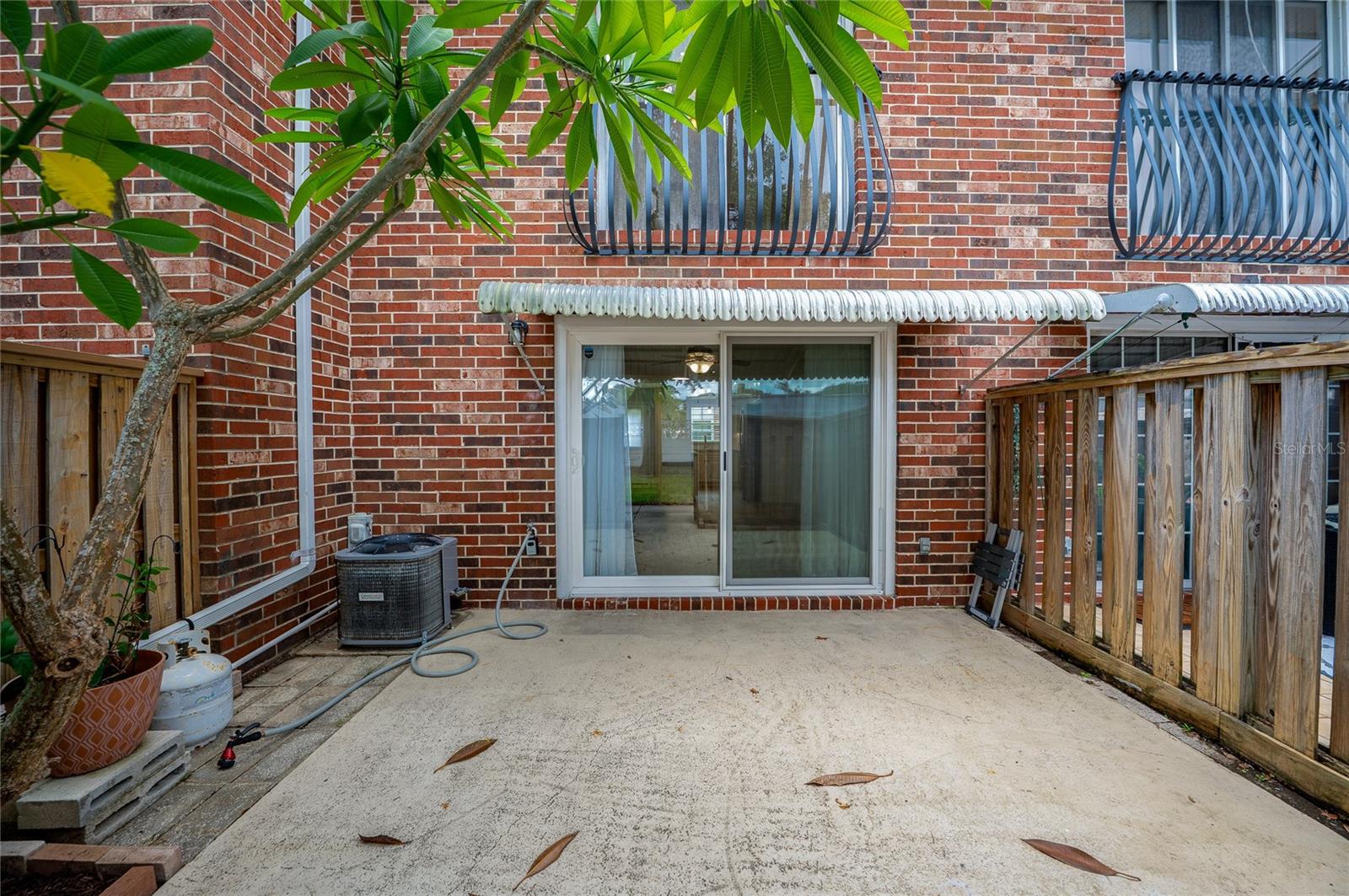 COLONIAL TWNHS CONDO APT PH 01 - Residential