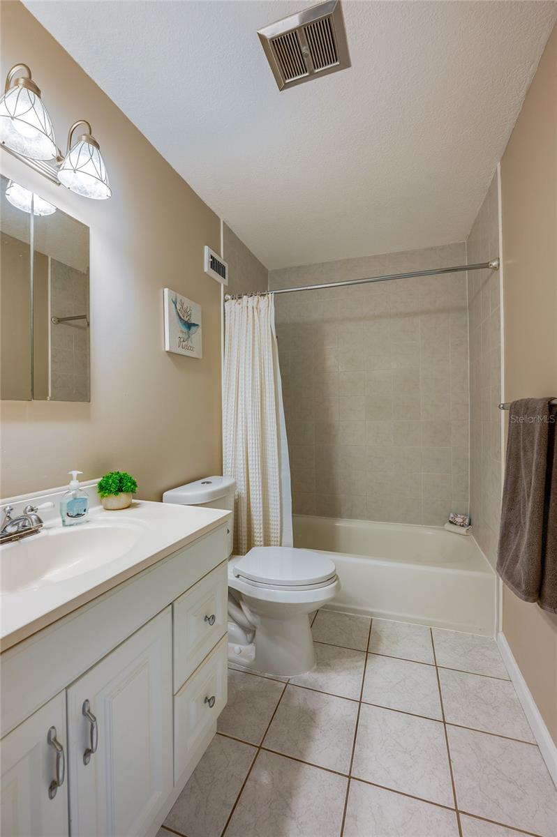 COLONIAL TWNHS CONDO APT PH 01 - Residential
