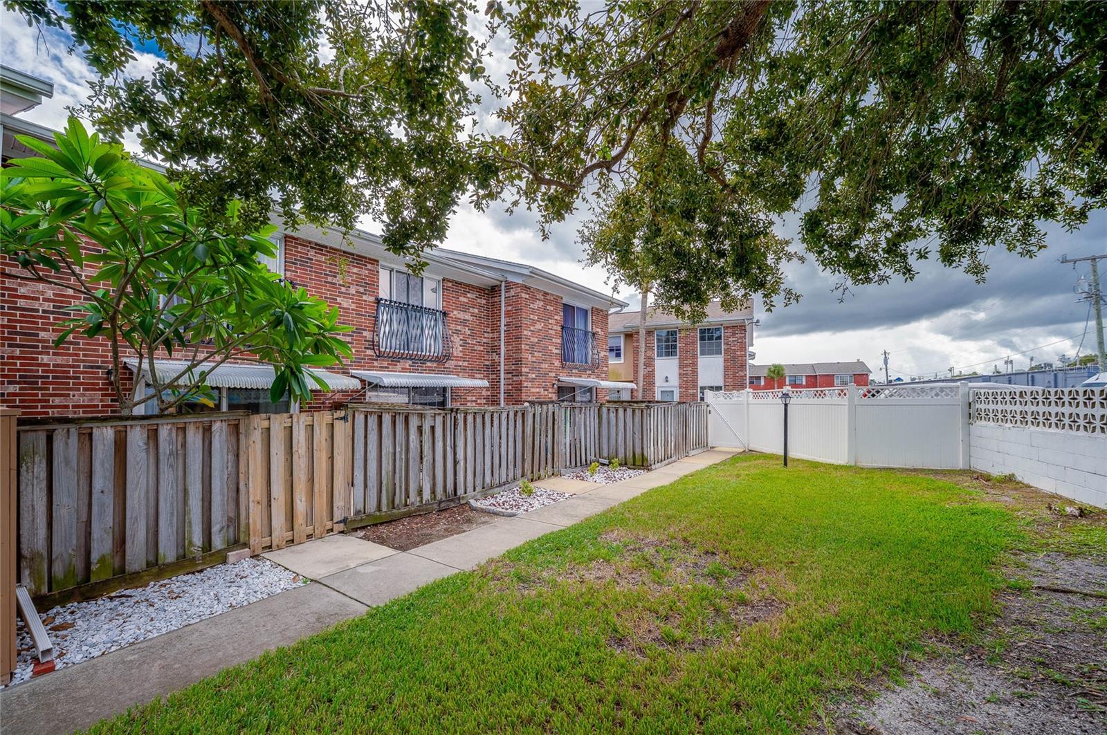 COLONIAL TWNHS CONDO APT PH 01 - Residential