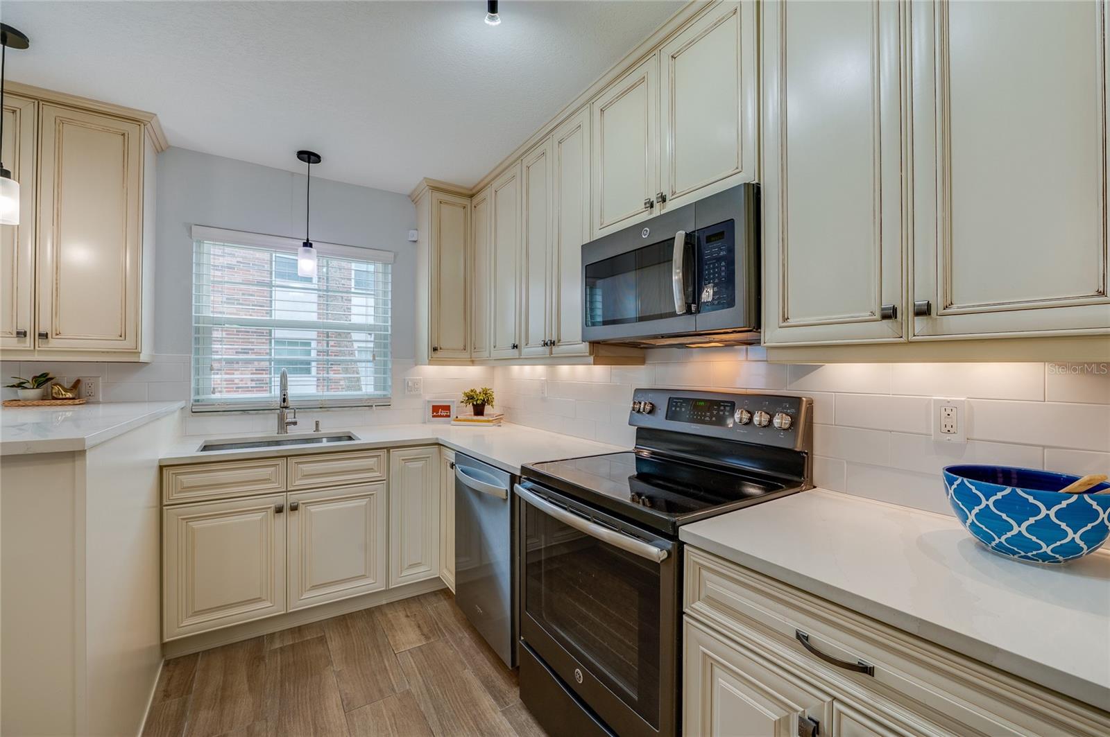 COLONIAL TWNHS CONDO APT PH 01 - Residential