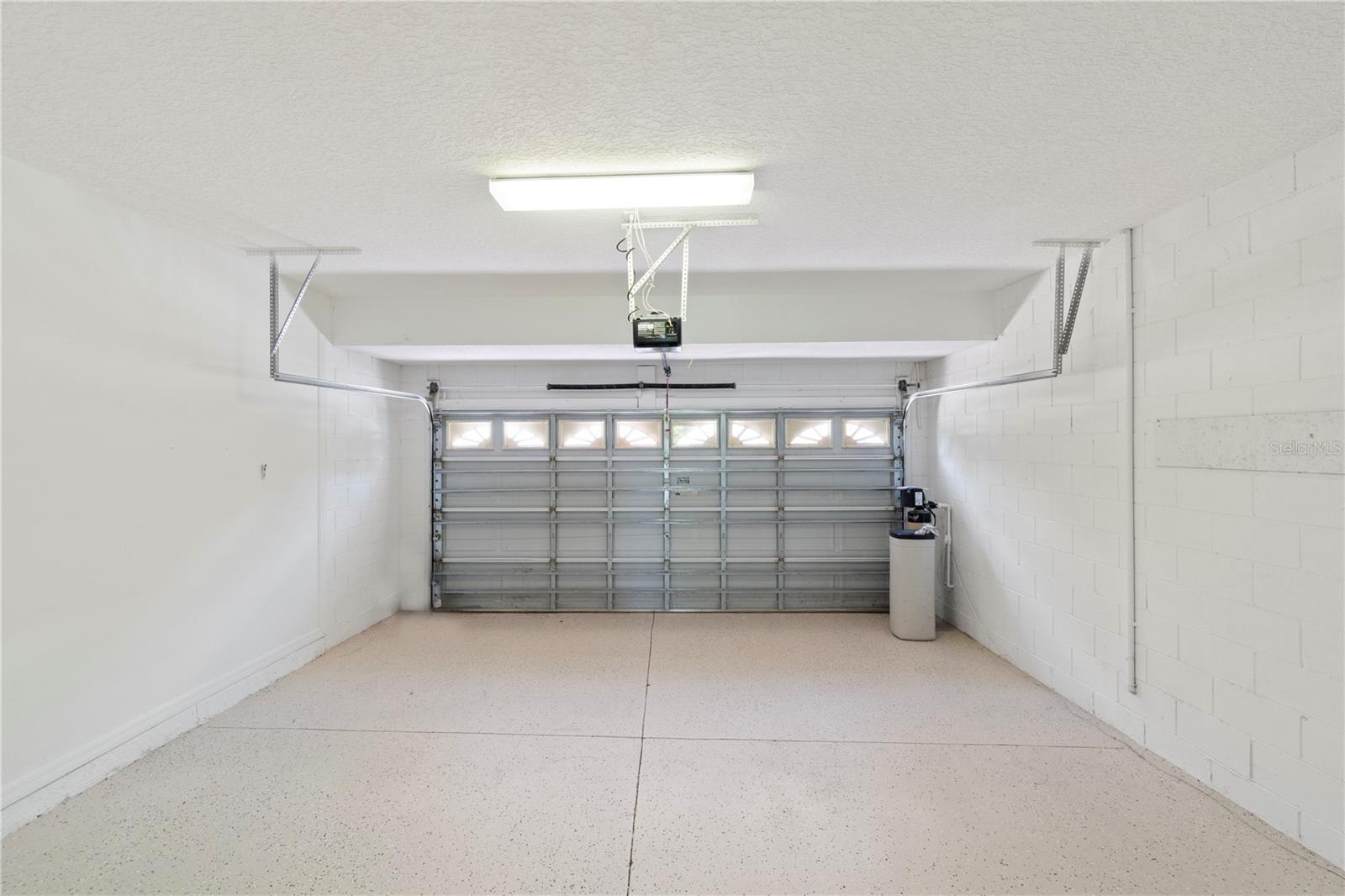 MOSS PARK LNDGS A C E F G H I & - Residential Lease