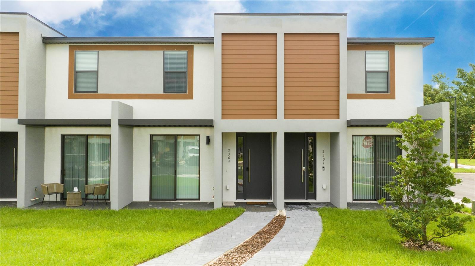 Beautiful home near Disney World and Celebration High School
This charming townhouse in the desirable community The Hub at Westside has a modern and functional layout. With 3 bedrooms and 3 bathrooms, this home is perfect for families looking for space and quality of life.
The home's features include vinyl flooring on the first floor, an additional lounge area on the second floor and fully equipped laundry.
The condominium offers a complete infrastructure, with a clubhouse and a gym.
Located just a few minutes from Disney World and with easy access to supermarkets, shops and restaurants.
Don't miss a chance to live in a place with excellent infrastructure and quality of life.
This property is partially furnished.