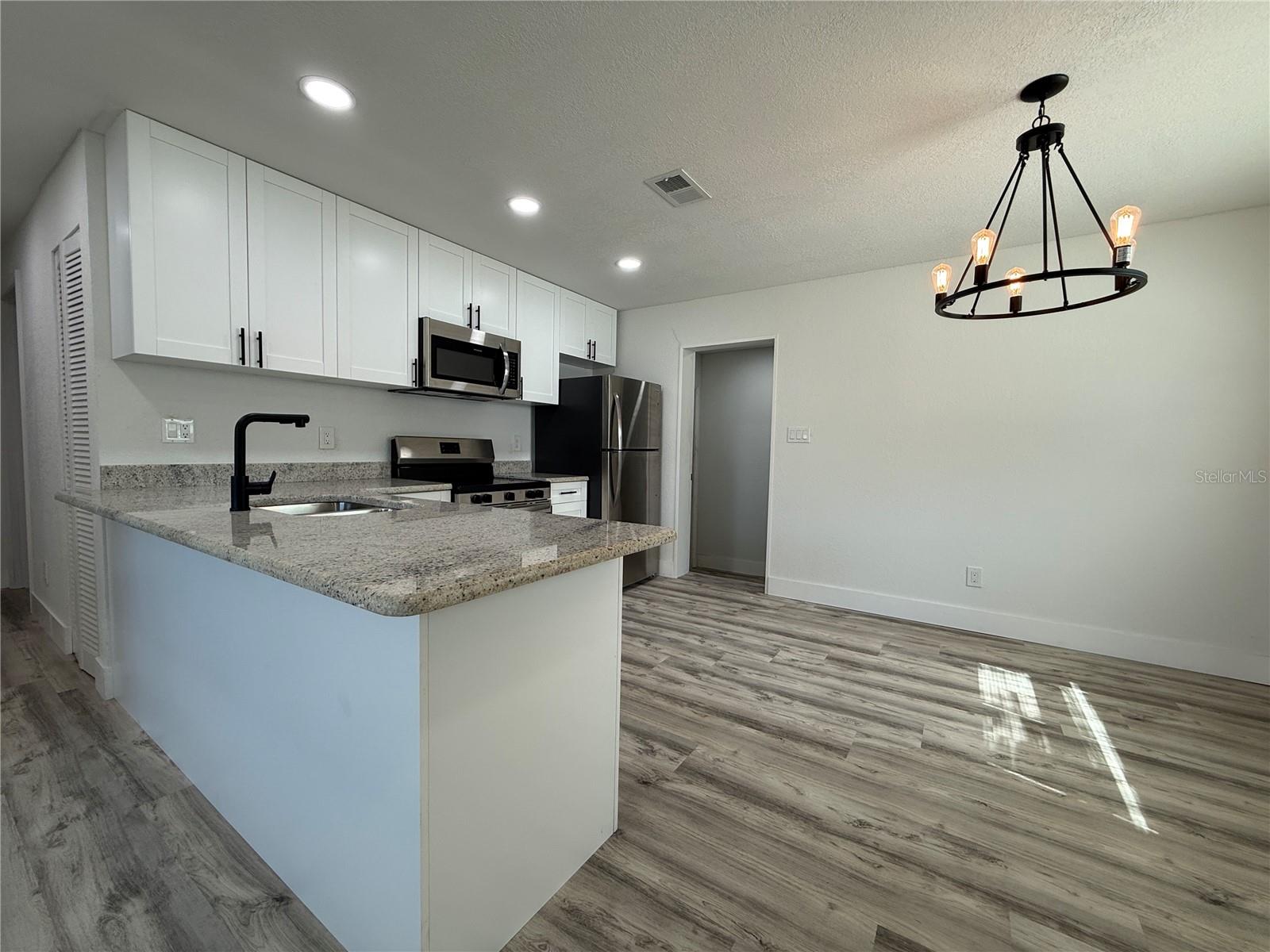 1102 E HUMPHREY STREET