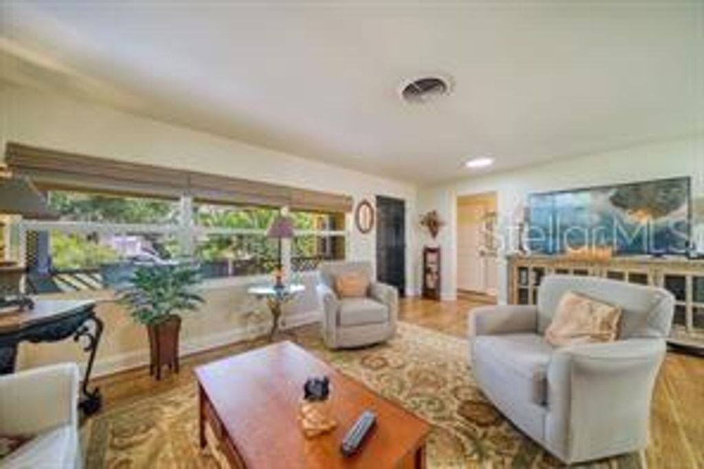 Photo of 144 30th Avenue NE, St Petersburg, FL 33704 (MLS # TB8518754)