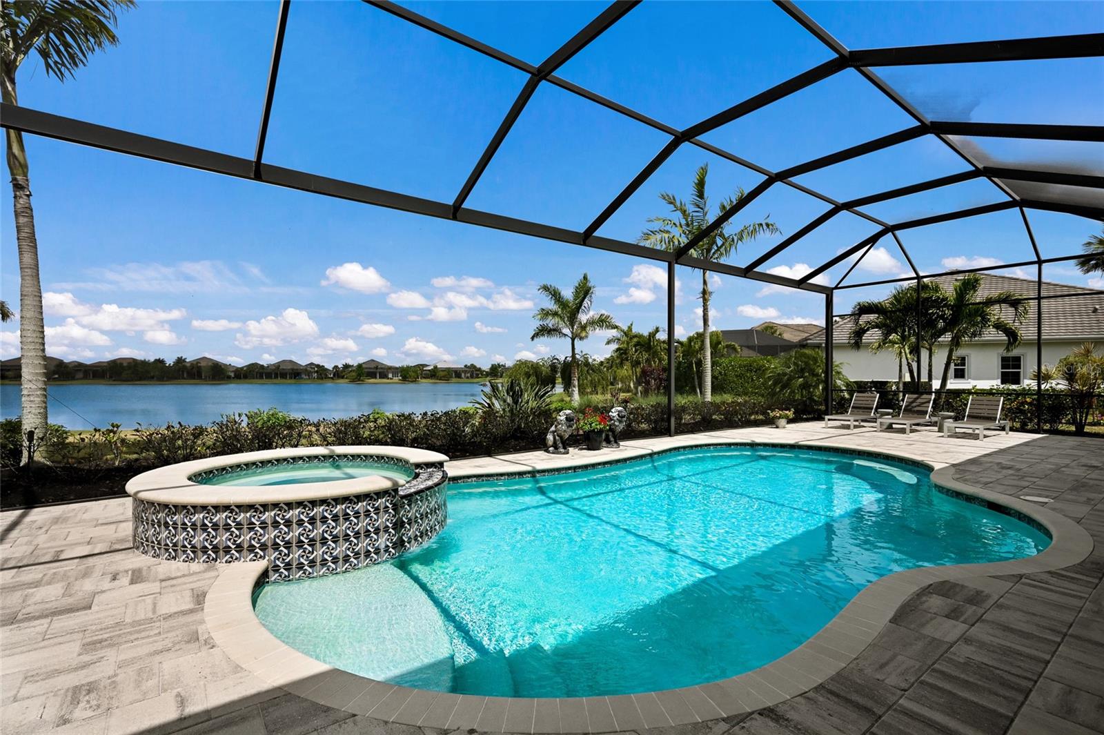 LAKE CLUB - Residential