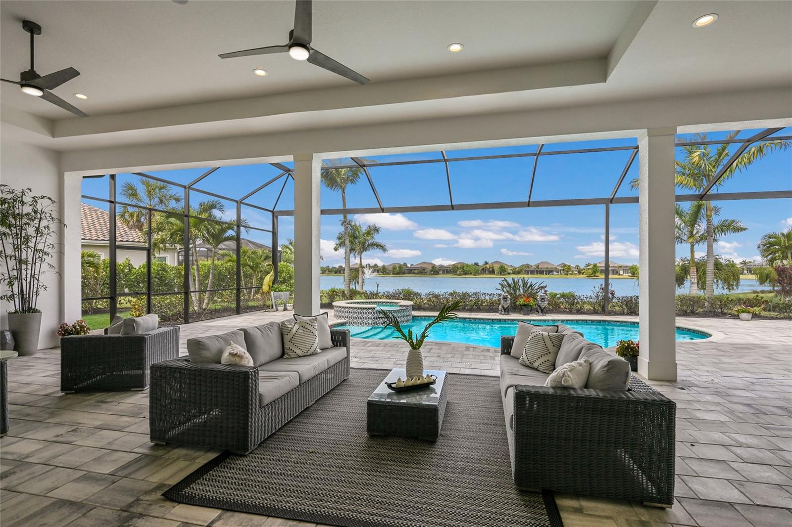 LAKE CLUB - Residential