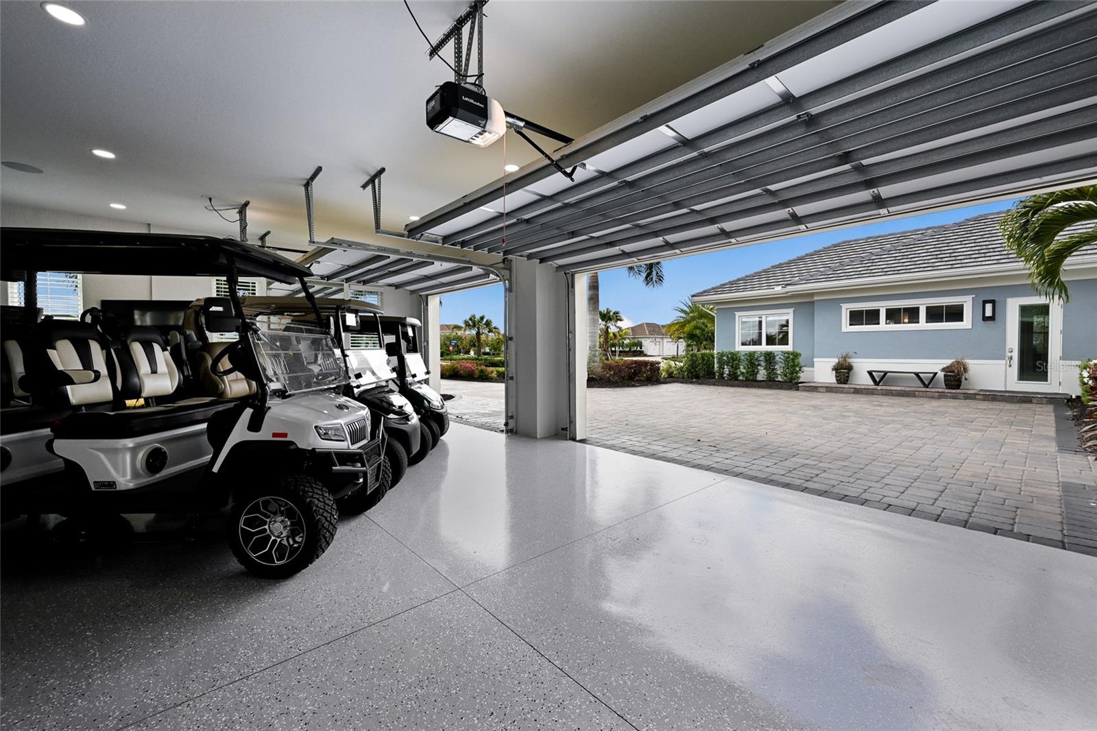 LAKE CLUB - Residential