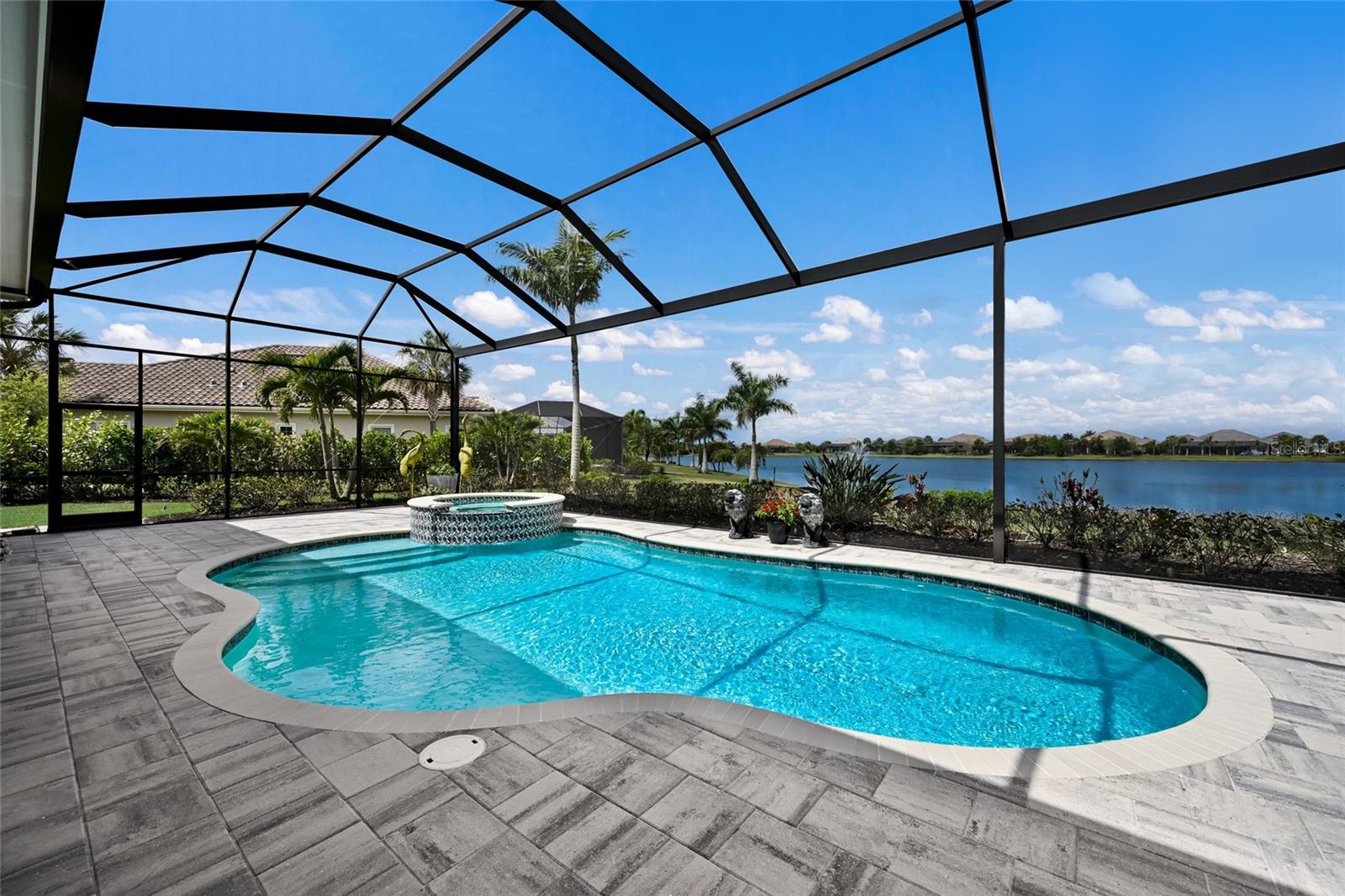 LAKE CLUB - Residential