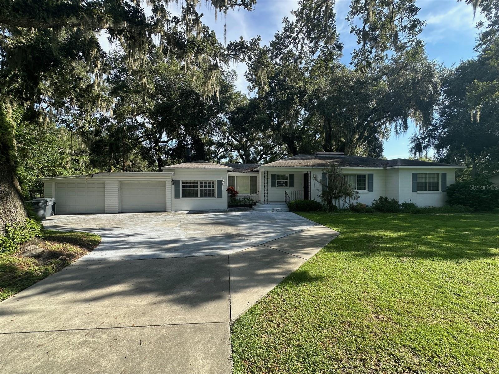 Apx. 1.74 acres with a 3 BR, 2 bath home with hardwood floors in Living, Dining, and family rooms. 13' x 17' Screen room. Apx. 700 Sq.Ft separate building that was used for a Knife Shop. Oak shaded yard completely fenced with chain link. Property also has a block 34' x 36' storage building.
