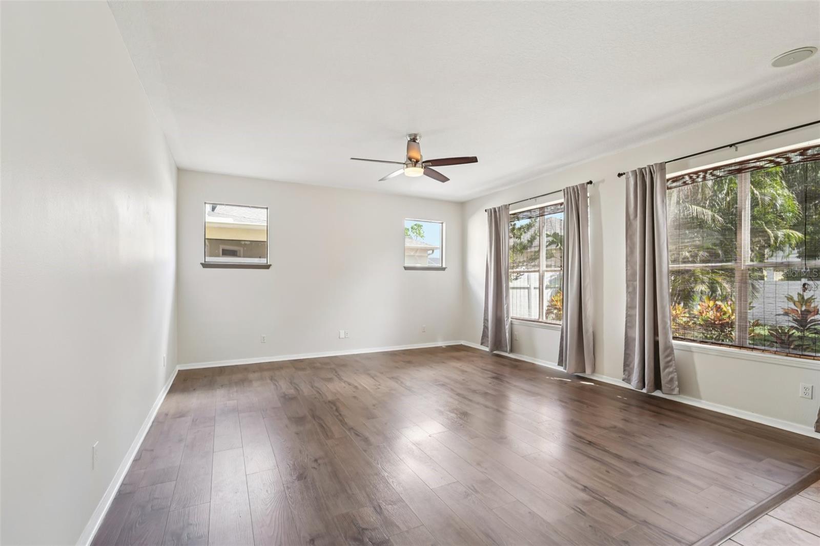 LAKES WINDERMERE PH 01 49 108 - Residential