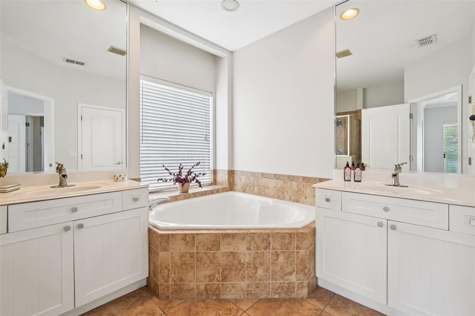 LAKES WINDERMERE PH 01 49 108 - Residential