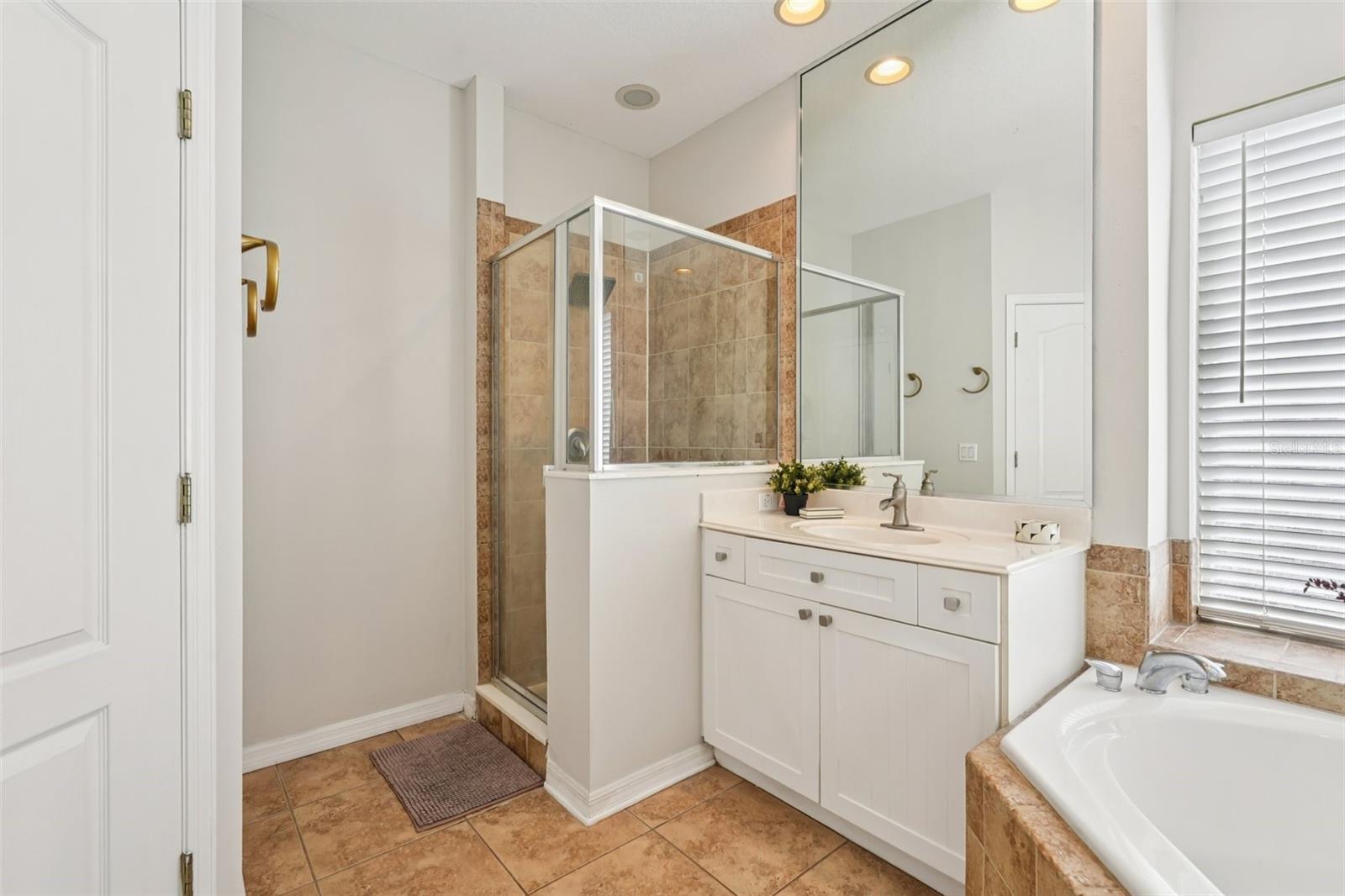 LAKES WINDERMERE PH 01 49 108 - Residential