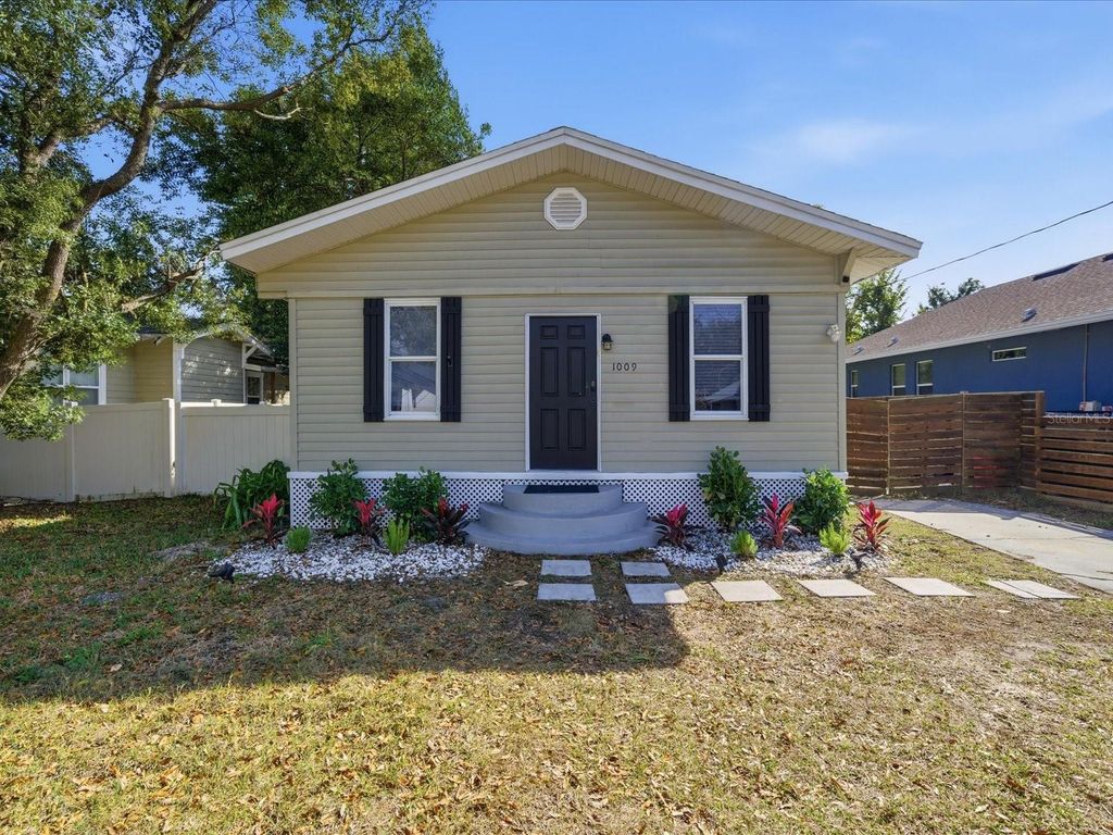 Photo of 1009 E Curtis Street, Tampa, FL 33603 (MLS # TB8479555)