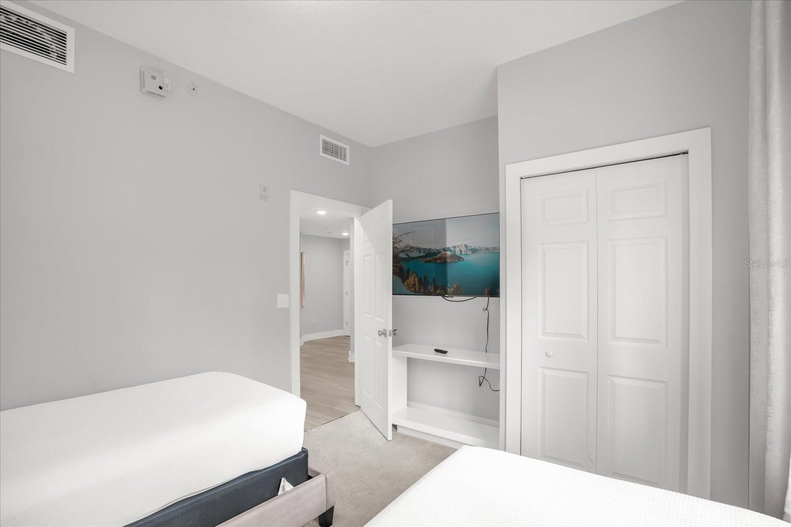 WORLDQUEST RESIDENCE - Residential