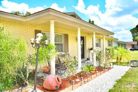 A home in LAKELAND