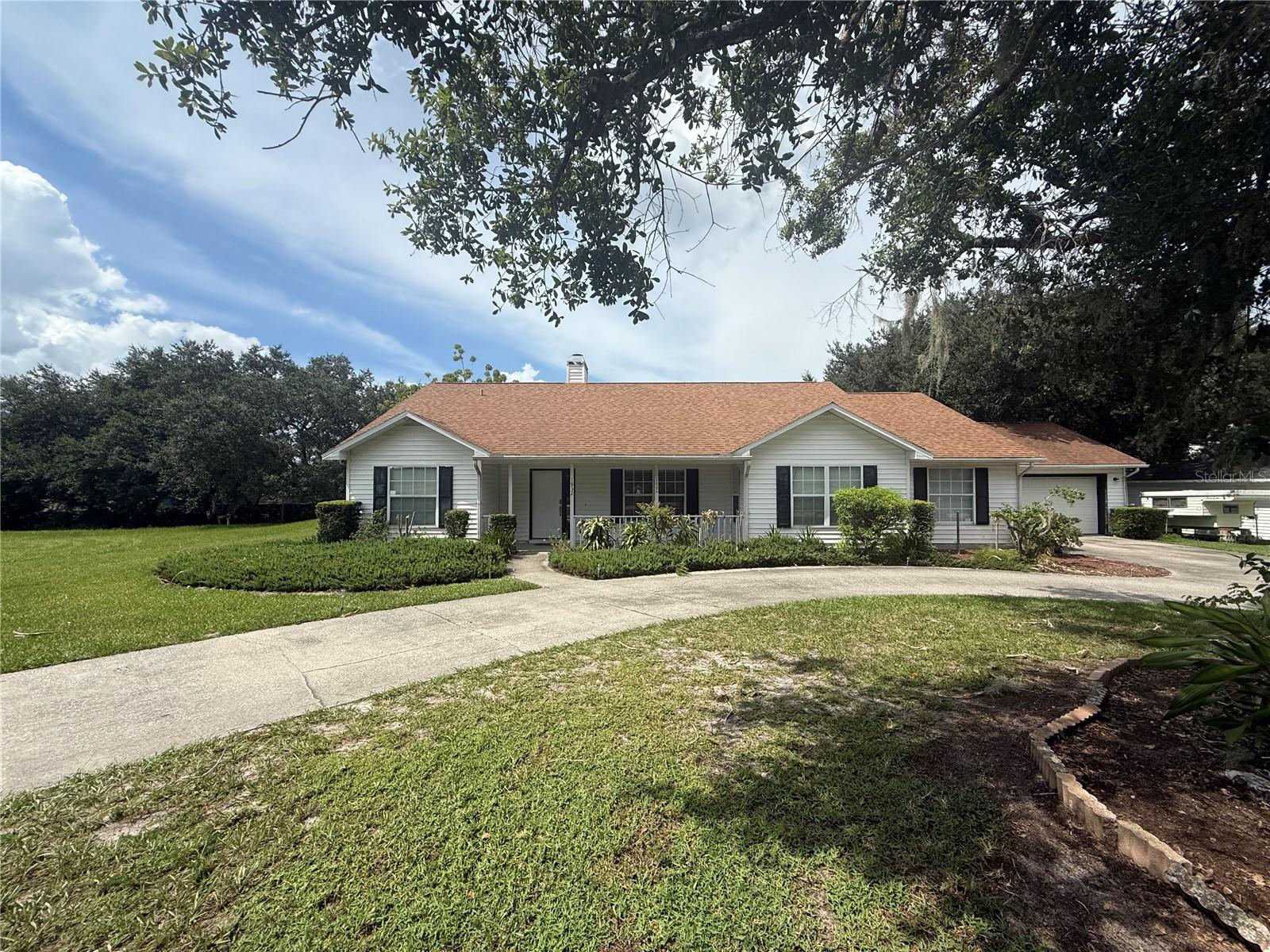 Welcome to your dream rental! This stunning 4-bedroom, 2-bathroom home features a dedicated office space, ideal for remote work or study.
Enjoy ample living space, a modern kitchen, and a private backyard.
Located in a desirable neighborhood, close to schools, parks, and shopping. Don't miss out – schedule a viewing today!