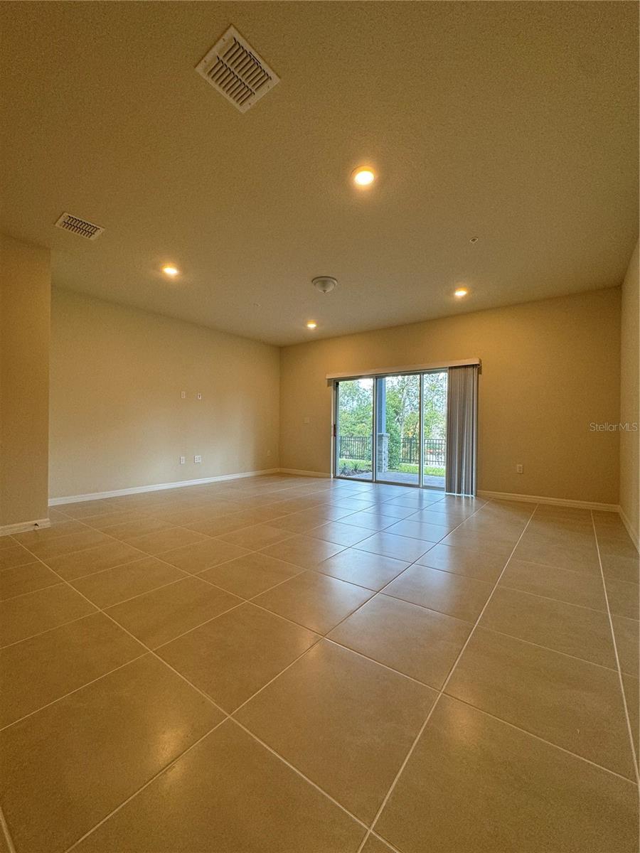 OVIEDO SQUARE - Residential Lease