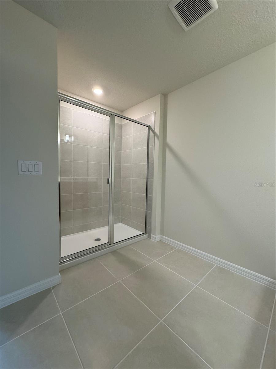 OVIEDO SQUARE - Residential Lease