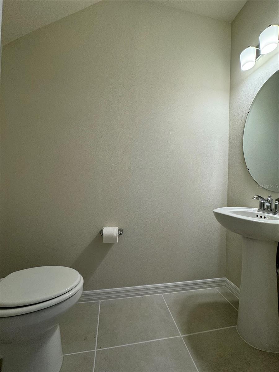 OVIEDO SQUARE - Residential Lease