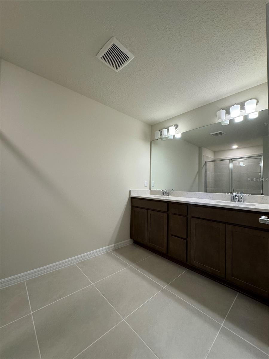 OVIEDO SQUARE - Residential Lease