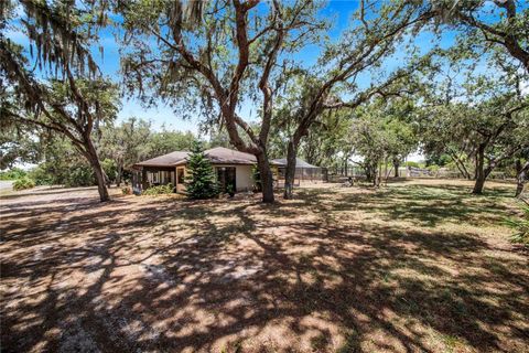 A home in LAKE WALES