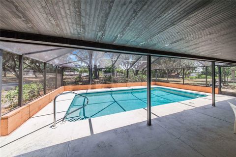 A home in LAKE WALES