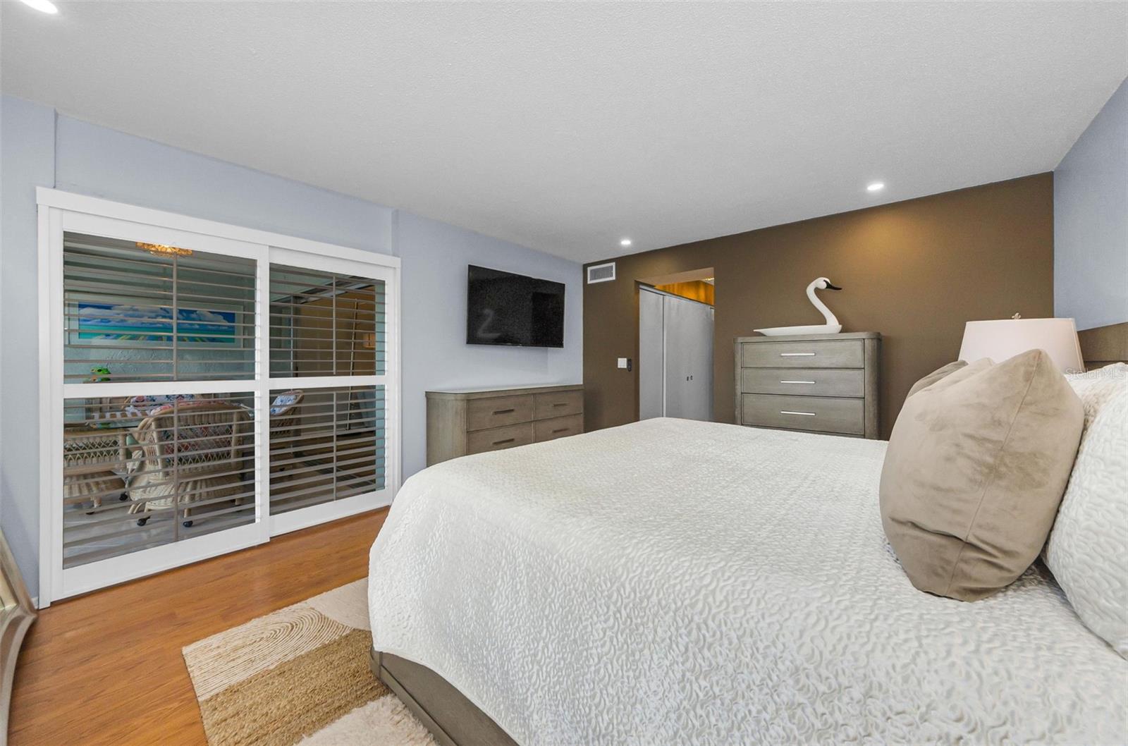 ISLANDER THE CONDO - Residential Lease