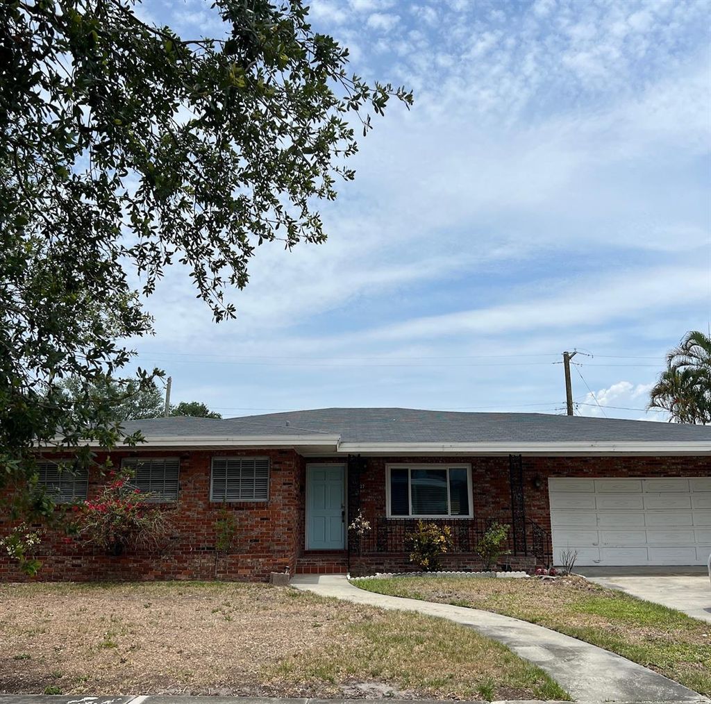 Photo of 627 E Davis Boulevard, Tampa, FL 33606 (MLS # TB8382015)