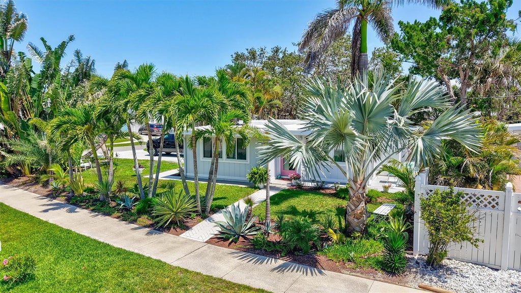Photo of 643 Calle Del Otono, Sarasota, FL 34242 (MLS # A4706305)