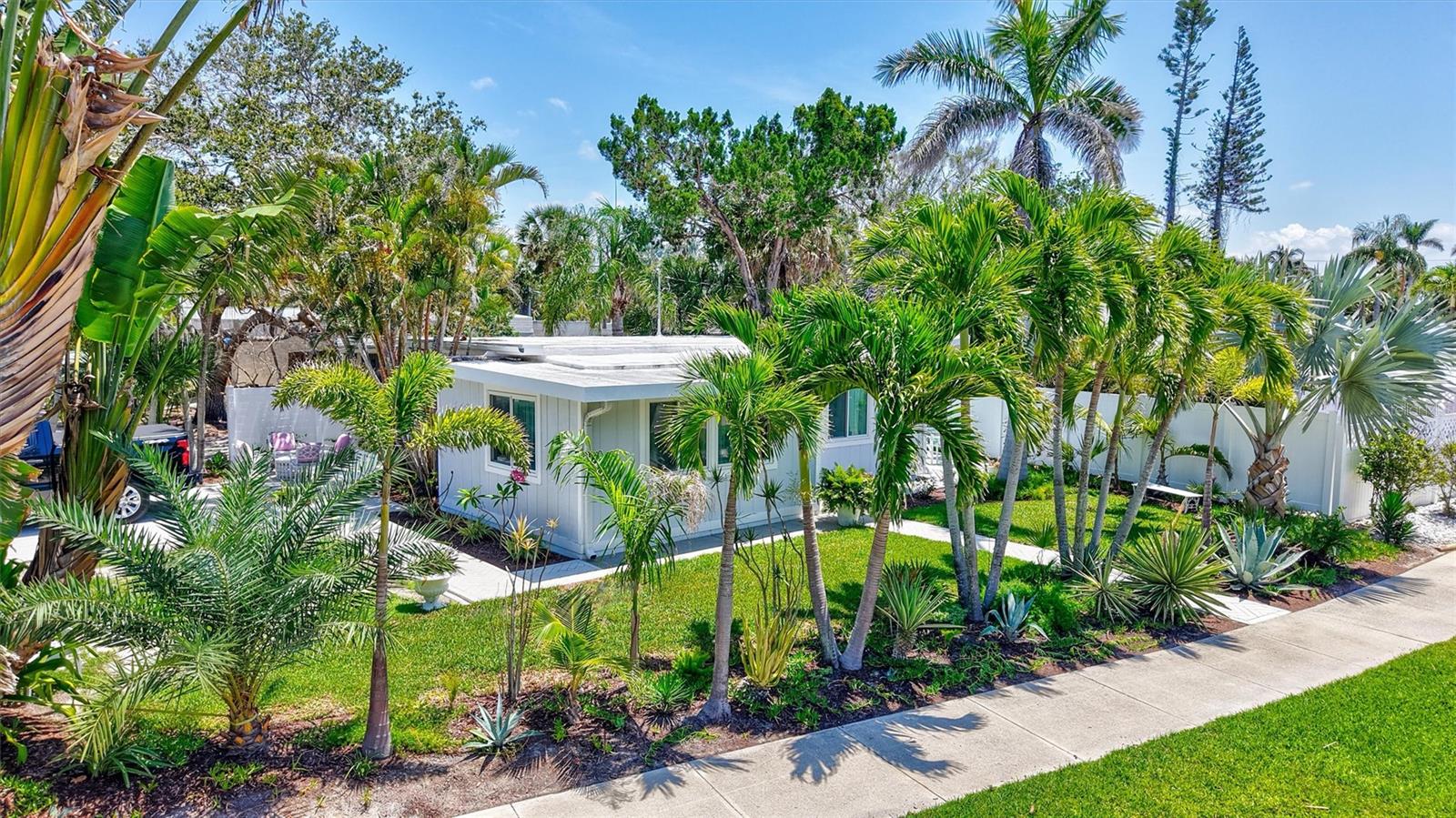 643 CALLE DEL OTONO, SARASOTA, FL, 34242 3 643 CALLE DEL OTONO