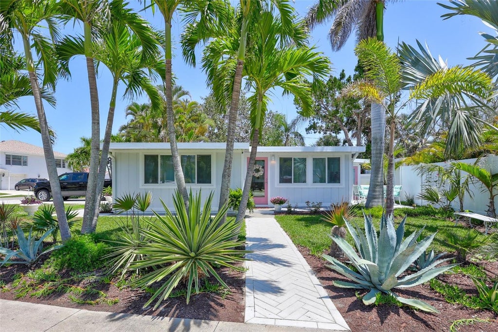 Photo of 643 Calle Del Otono, Sarasota, FL 34242 (MLS # A4706305)