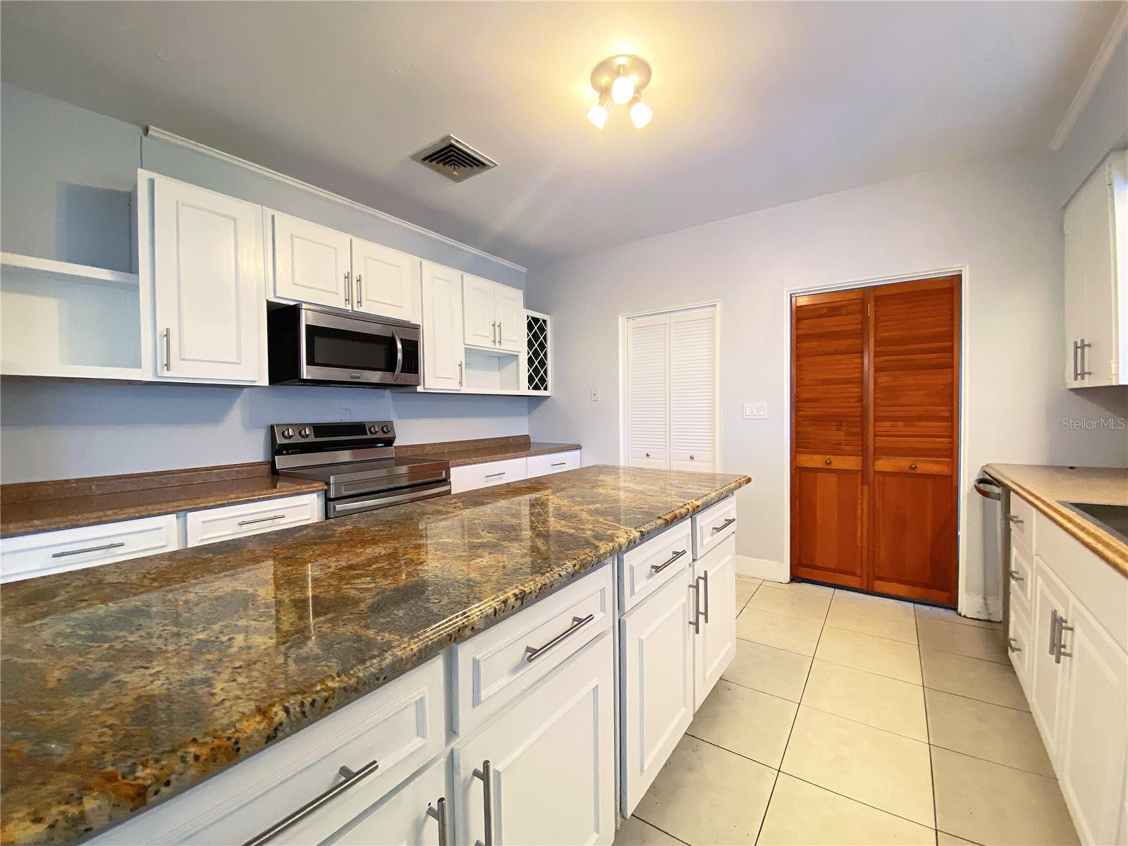 RIDGE MANOR 02 UN - Residential Lease