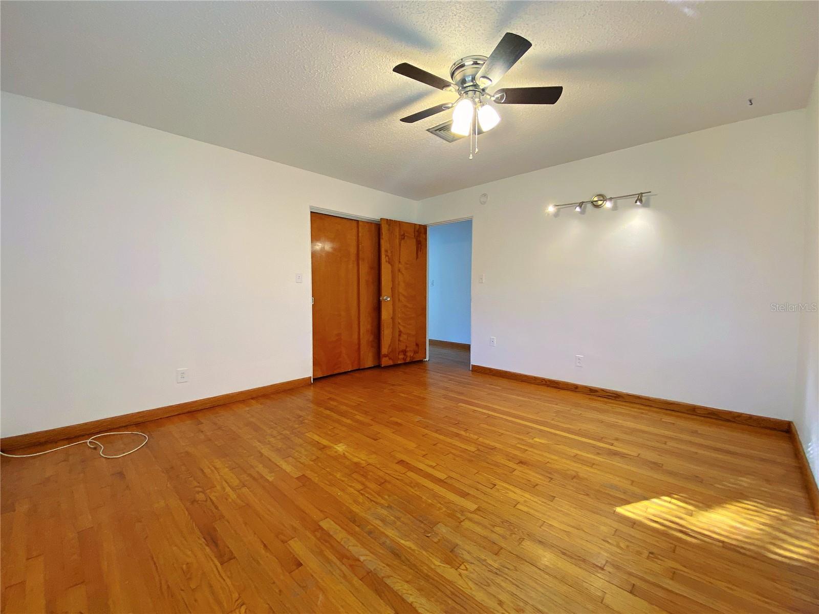 RIDGE MANOR 02 UN - Residential Lease