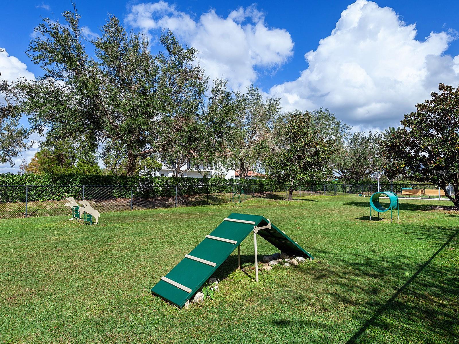 LAKE CLUB - Residential