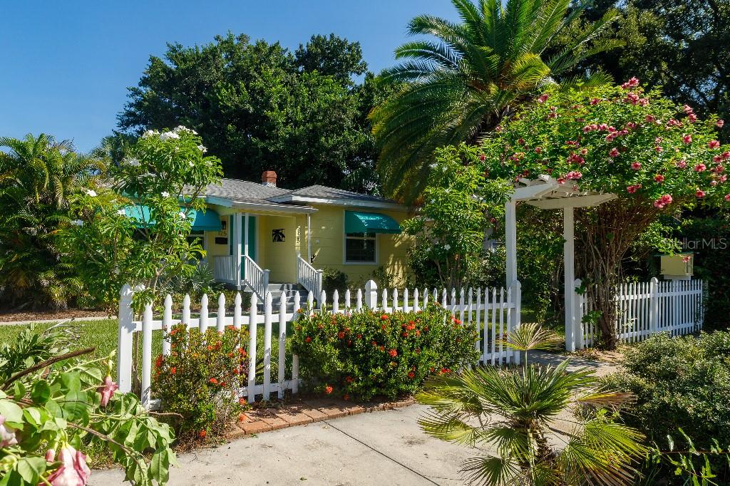 Photo of 125 22nd Avenue NE, St Petersburg, FL 33704 (MLS # TB8549848)