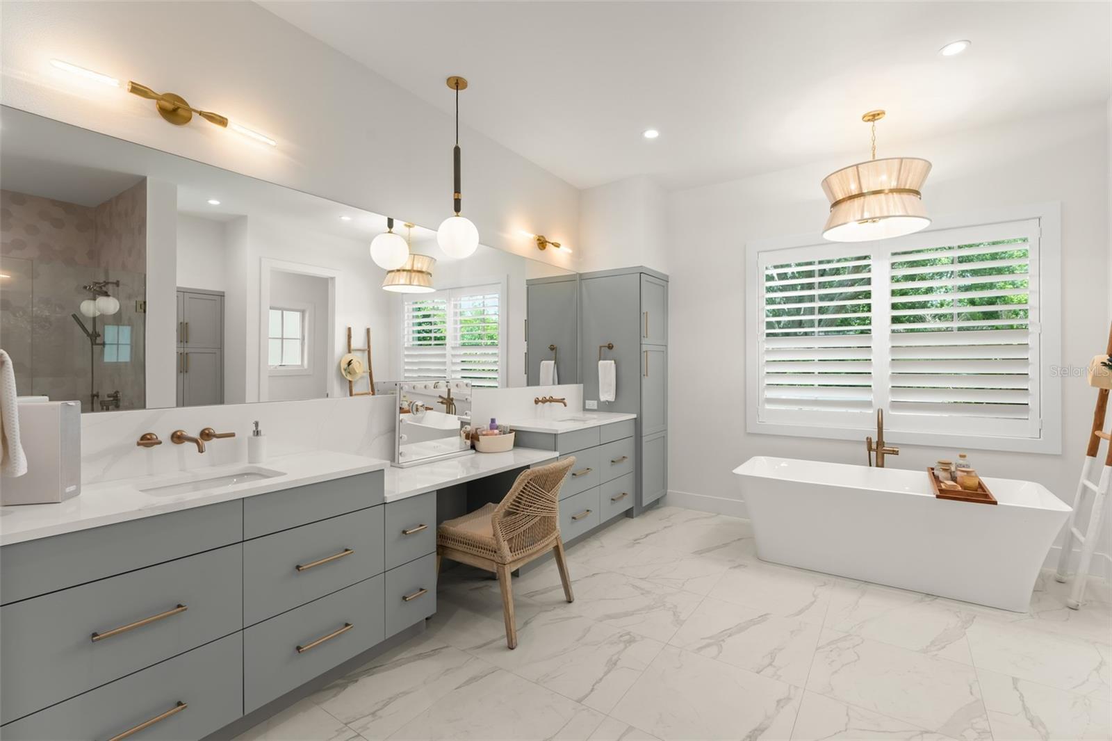 SUNSET LAKES - Residential