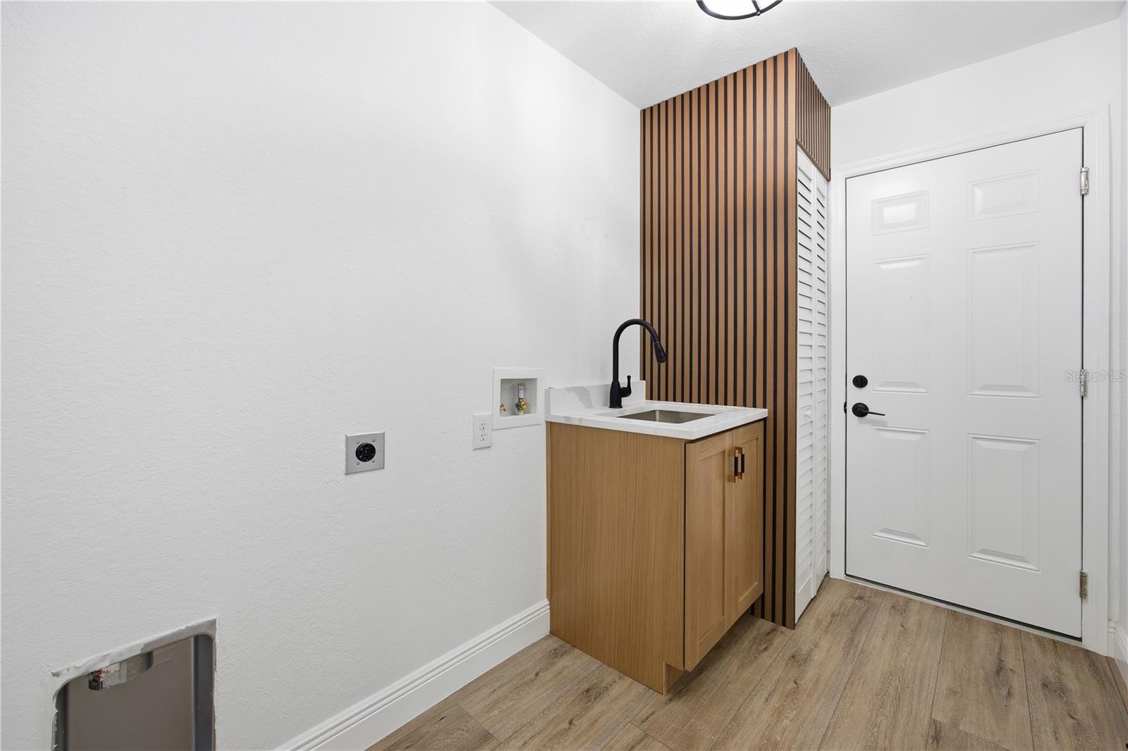 ROLLING HILLS 03 - Residential