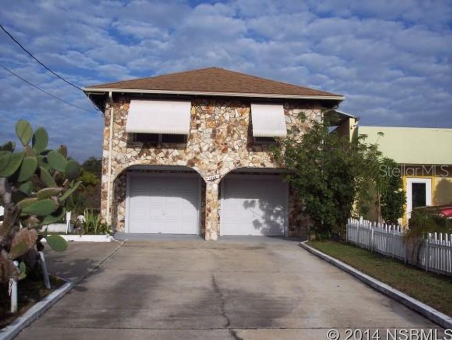 SINGLE FAMILY HOME OR COMMERCIAL WITH MANY POTENTIAL USE'S. OFFICE CAN BE USED AS SECOND BEDROOM. NEEDS SOME TLC BUT VERY SOUND. ;Water: City