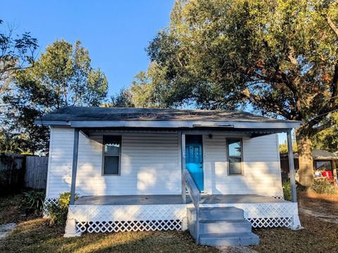 A home in AUBURNDALE