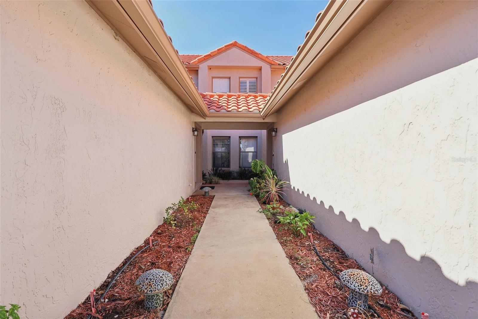 703 MAGNOLIA PLACE 703