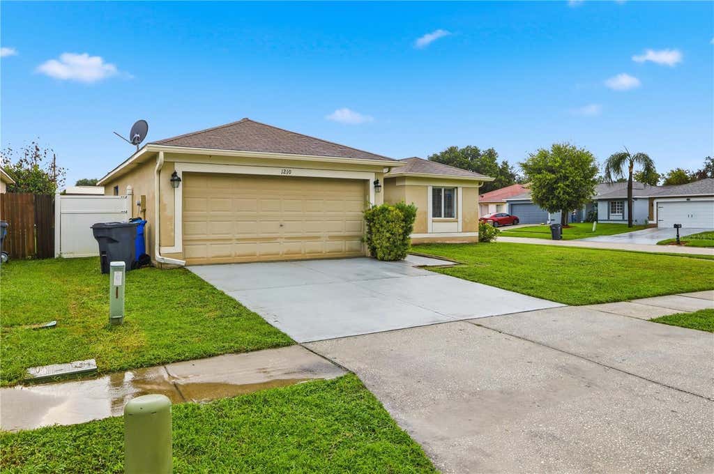 Photo of 1210 Blufield Avenue, Brandon, FL 33511 (MLS # TB8534538)