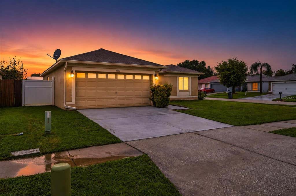 Photo of 1210 Blufield Avenue, Brandon, FL 33511 (MLS # TB8534538)