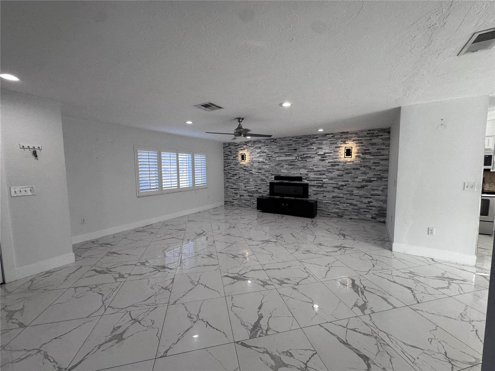 DE SOTO LAKES - Residential Lease