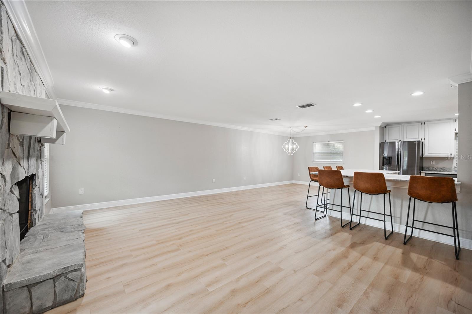 707 LAUREL POINTE COURT