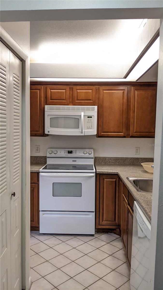 CLUB VILLAS AT WIMBLEDON PARK PH 01 - Residential Lease